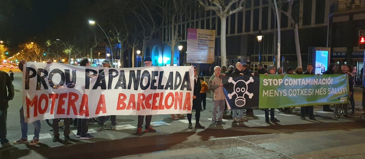 (Foto de ARCHIVO)
Unes 30 persones tallen la Gran Via de Barcelona contra la Papanoelada Motera segons la Urbana

REMITIDA / HANDOUT por EIXAMPLE RESPIRA
Fotografía remitida a medios de comunicación exclusivamente para ilustrar la noticia a la que hace referencia la imagen, y citando la procedencia de la imagen en la firma
17/12/2023