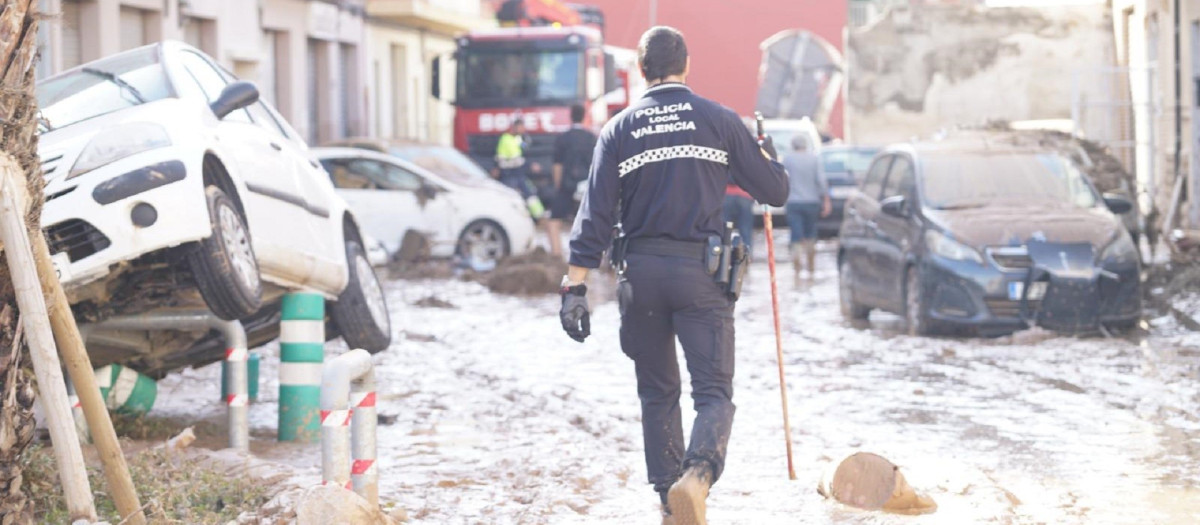 Un Policía Local de Valencia, en tareas de limpieza por la DANA
