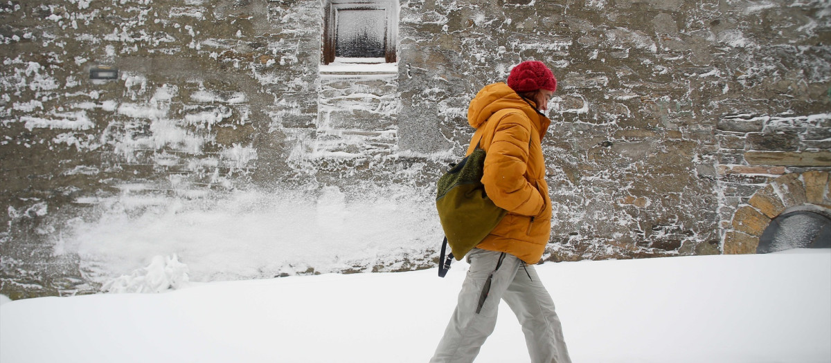 Una persona pasea por la nieve, a 9 de diciembre de 2024, en Pedrafita do Cebreiro, Lugo, Galicia (España). Un total de 12 comunidades autónomas están hoy en riesgo (alerta amarilla) por nieve, lluvias, oleaje y fuertes rachas de viento, en especial Asturias y Castilla y León que tendrán alerta roja por nevadas, según la predicción de la Agencia Estatal de Meteorología (Aemet). Las rachas de viento pueden alcanzar durante la jornada de hoy los 80 km/h y las olas pueden llegar a medir seis metros.

Carlos Castro / Europa Press
09 DICIEMBRE 2024;NEVADA;NIEVE;TORMENTA;TEMPORAL;INVIERNO;
09/12/2024