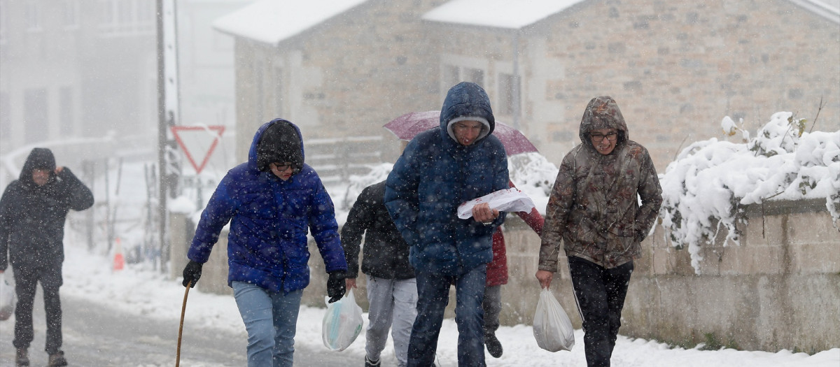 Varias personas pasean por la nieve en Pedrafita do Cebreiro, Lugo