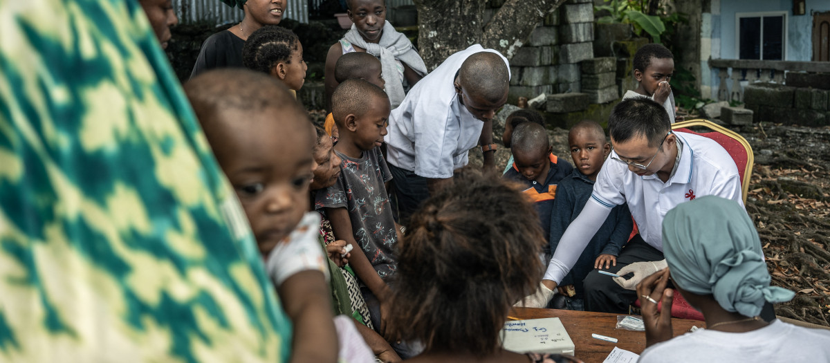 Un miembro del servicio anti-malaria hace análisis de sangre a niños en Moroni, Comoros