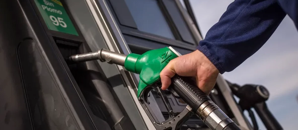 Un hombre echa se dispone a echar gasolina en una estación de servicio de Zaragoza