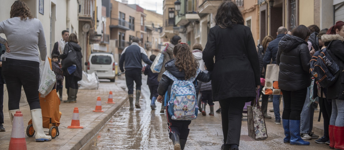 Una niña con su madre sale del colegio 'La Inmaculada', el primero en abrir tras la DANA