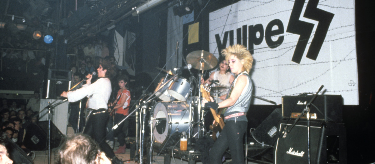 El grupo de rock "Las Vulpes" interpreta una de sus canciones, durante su actuación en una discoteca madrileña en 1983