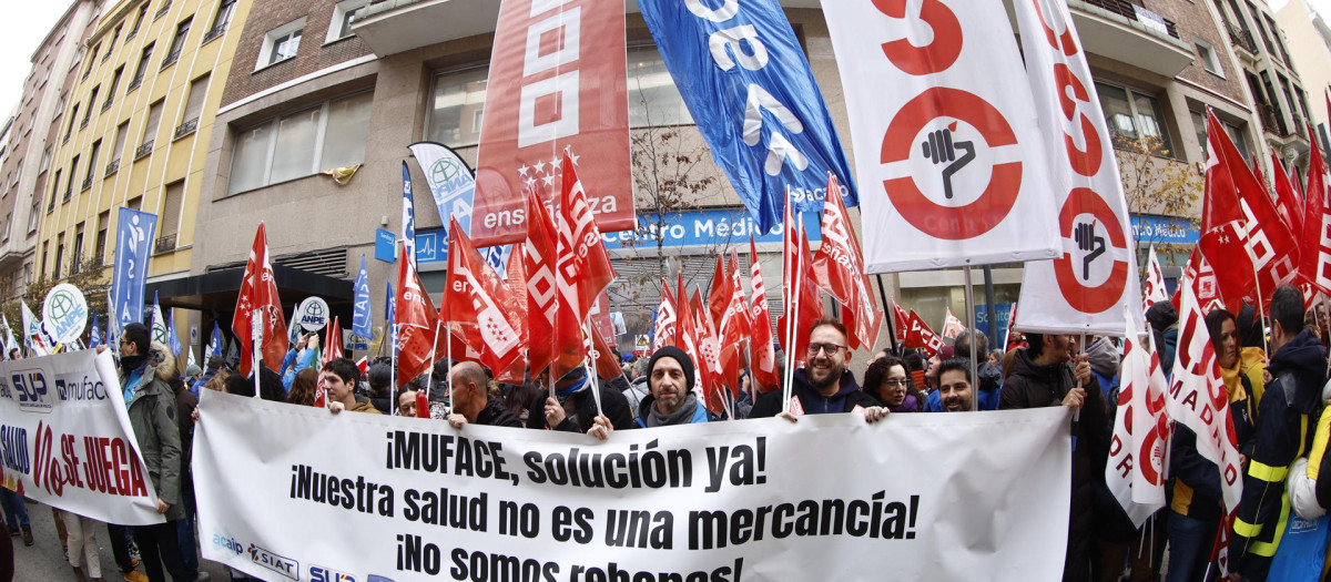 Manifestantes piden un acuerdo que garantice la continuidad de las prestaciones sanitarias de Muface