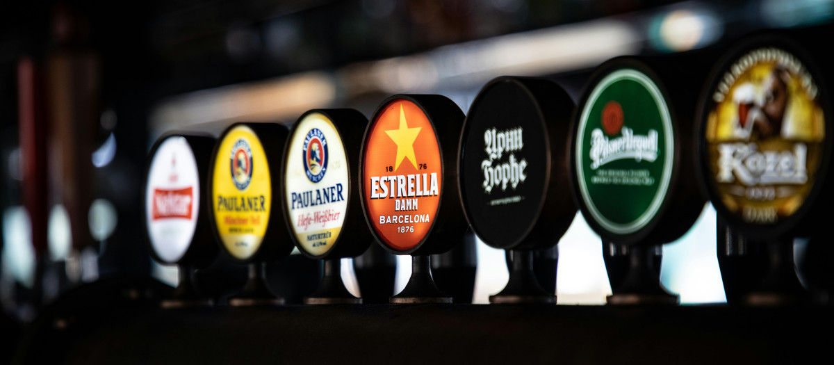 Tiradores de diferentes cervezas donde destaca la cerveza Estrella Damm