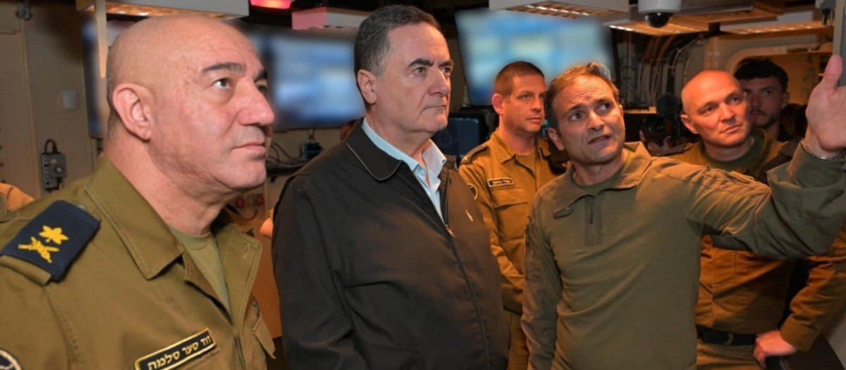 El ministro de Defensa israelí, Israel Katz junto a militares en el centro de mando