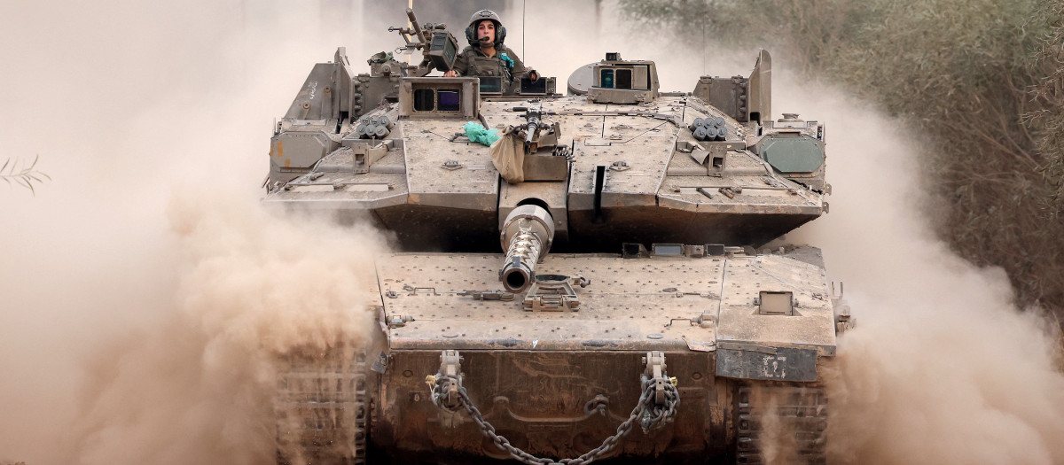 Un tanque del ejército israelí avanza hacia la frontera sur de Israel con la Franja de Gaza