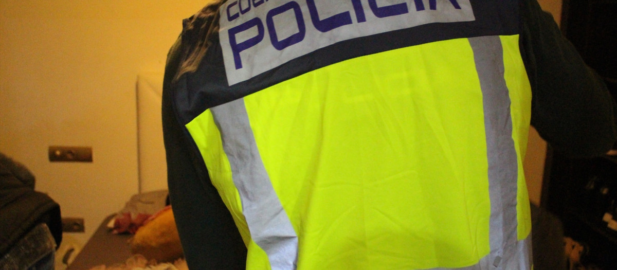 Un agente de Policía Nacional, en labores de investigación

REMITIDA / HANDOUT por JEFATURA
Fotografía remitida a medios de comunicación exclusivamente para ilustrar la noticia a la que hace referencia la imagen, y citando la procedencia de la imagen en la firma
12/12/2024