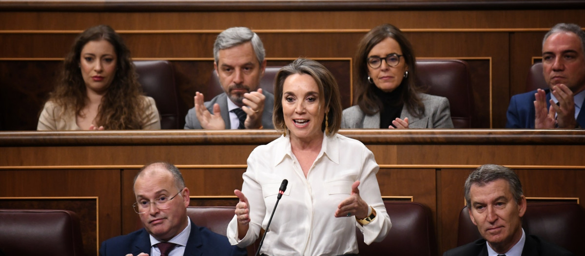 La secretaria general del PP, Cuca Gamarra, interviene durante una sesión de control al Gobierno en el Congreso de los Diputados, a 11 de diciembre de 2024, en Madrid (España). El PP encara la sesión de control al Gobierno de hoy en el Congreso como un nuevo examen al Ejecutivo sobre la corrupción, que volverá a centrar las preguntas del primer partido de la oposición esta vez tras las nuevas revelaciones del empresario Víctor de Aldama, presunto conseguidor de la trama Koldo, que ha señalado a varios miembros del Ejecutivo.
Fernando Sánchez / Europa Press
11 DICIEMBRE 2024;GOBIERNO;PLENO;CONGRESO;CORRUPCION
11/12/2024