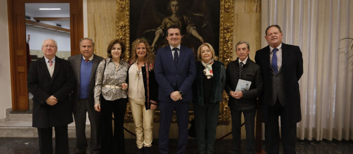 El alcalde, José María Bellido, con los organizadores de los premios Averroes de Oro