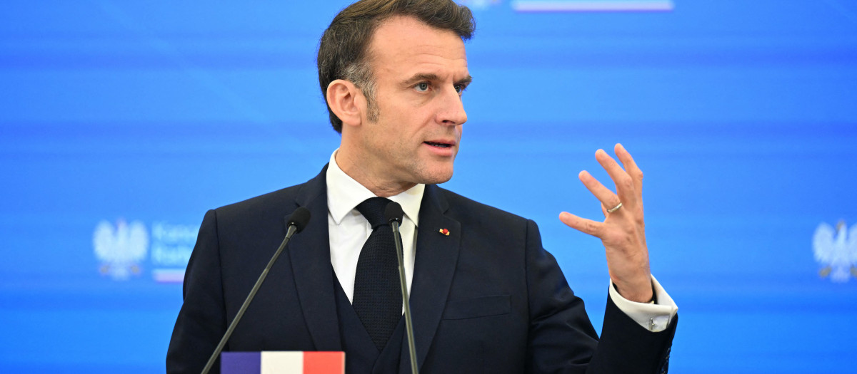 El presidente francés Emmanuel Macron gesticula durante una rueda de prensa