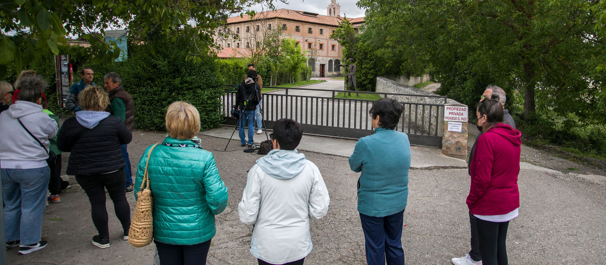 Varias personas en el exterior del Convento de Belorado