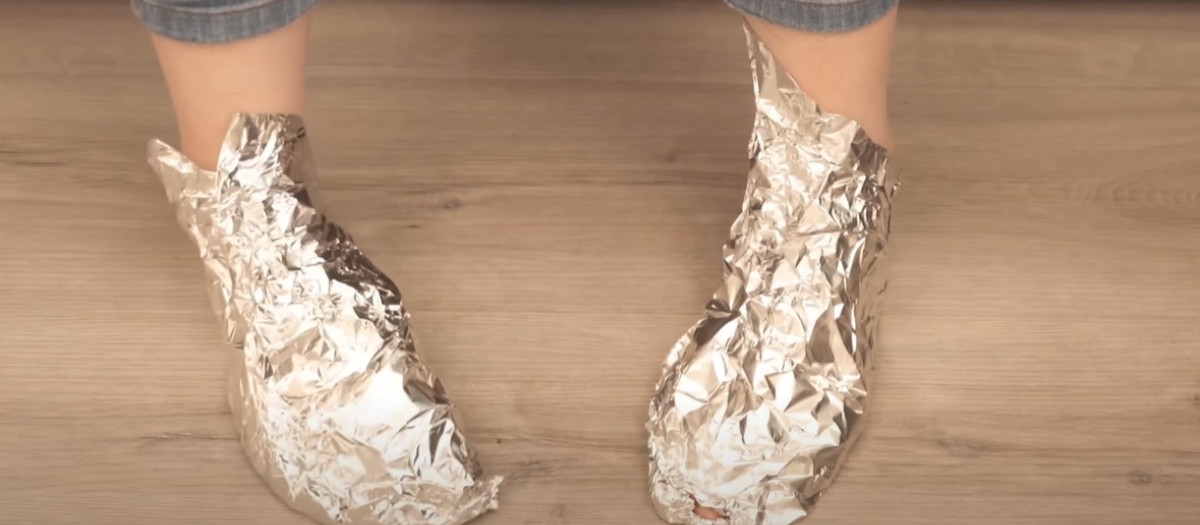 La moda de cubrir los pies con papel de aluminio