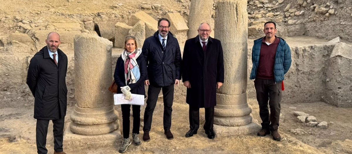 Molina (centro), junto a Torralbo (2º dcha.),  Lucena (izda.) y los arqueólogos en el yacimiento de Ategua