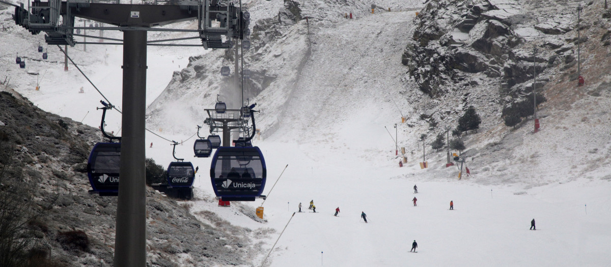 Imágenes de los primeros esquiadores de la temporada en Sierra Nevada