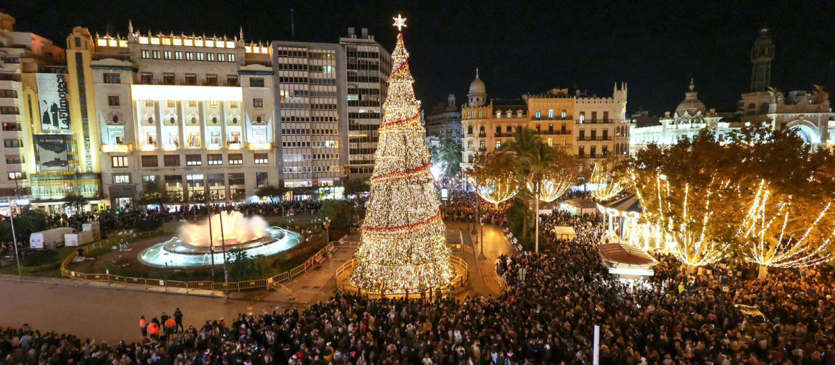 Iluminación navideña en la plaza del Ayuntamiento de Valencia