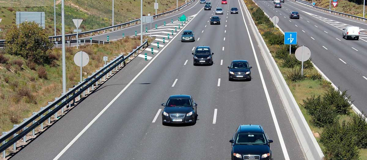 La densidad de coches en el carril central y derecho es mayor