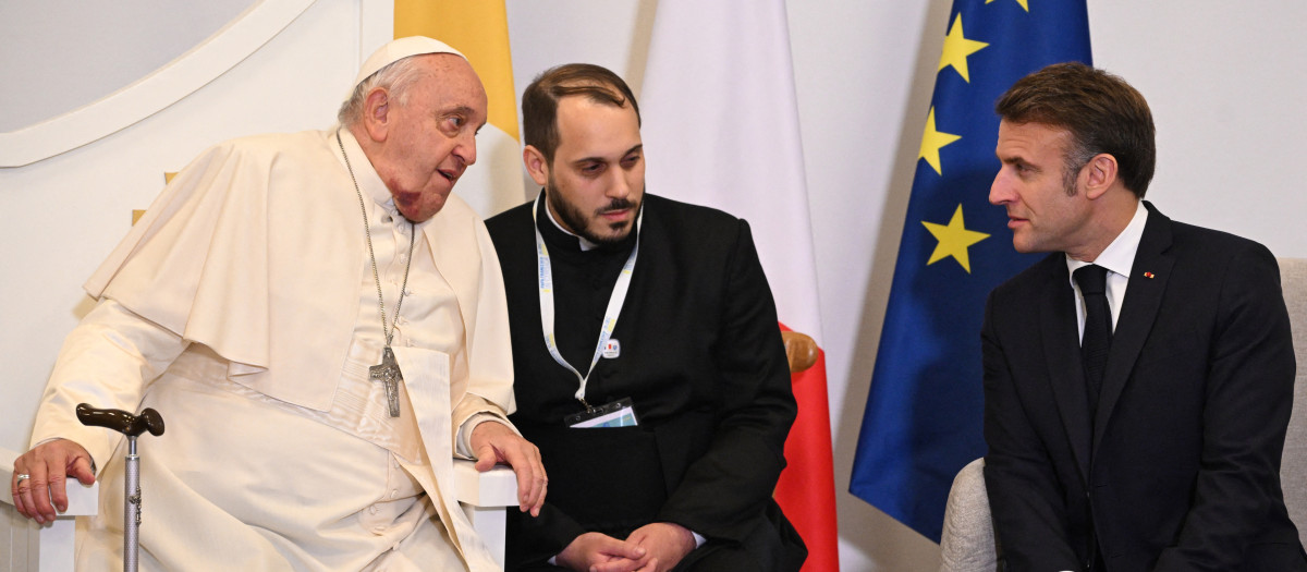 El Papa conversa con Macron en el aeropuerto de Ajaccio