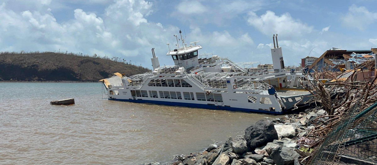 Una barcaza varada entre escombros después de que el ciclón Chido azotara el territorio francés de Mayotte