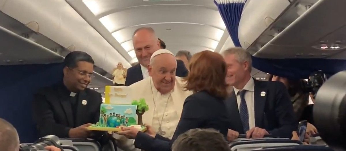 El Papa en el momento en que le entregan su tarta de cumpleaños