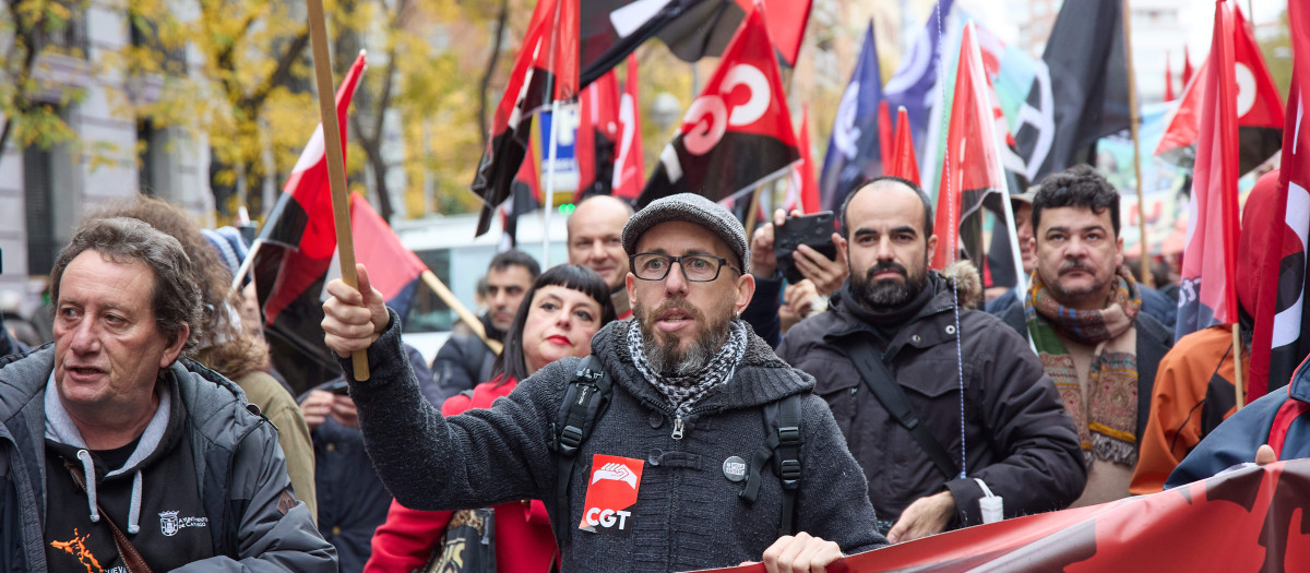 Un grupo de personas con banderas de la CGT