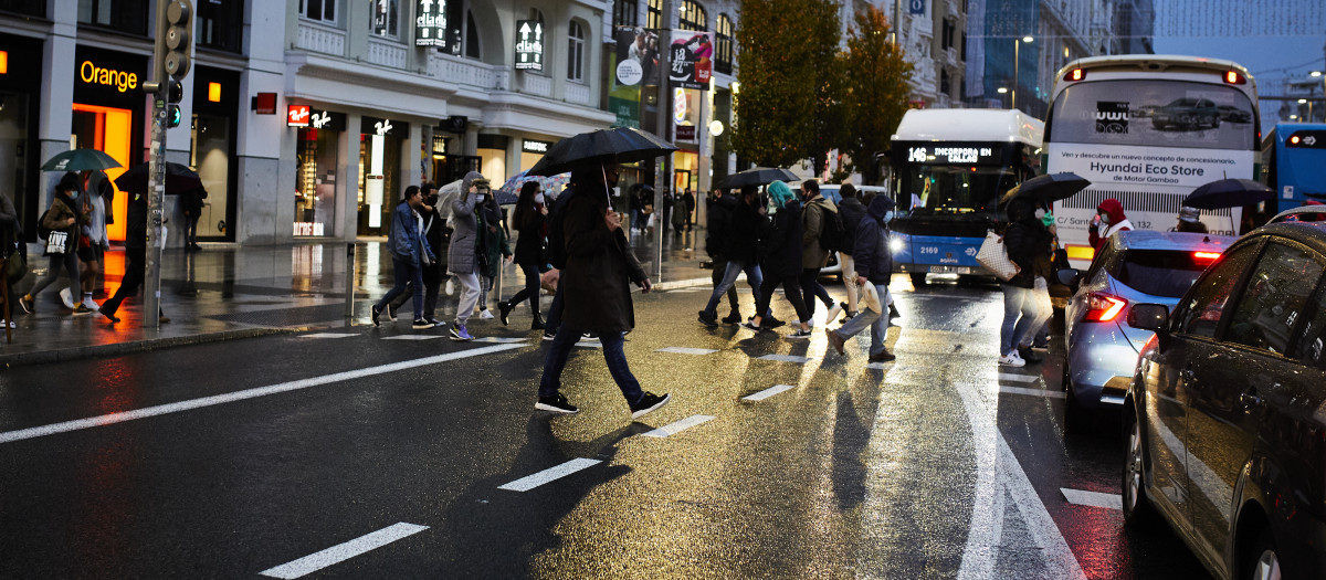 (Foto de ARCHIVO)
Transeúntes caminan por Gran Vía, cerca de una zona comercial de la calle de Preciados, en Madrid (España), a 27 de noviembre de 2020. La ciudad de Madrid estrena este viernes el dispositivo policial de Navidad que da comienzo con la campaña comercial del Black Friday y que continuará hasta el 7 de enero. Según la Jefatura de Policía Municipal, se va a reforzar el servicio regular con un despliegue adicional de entre el 75 y 100% en aquellas zonas donde se prevé una mayor afluencia.

Jesús Hellín / Europa Press
27 NOVIEMBRE 2020;PRECIADOS;BLACK FRIDAY
27/11/2020