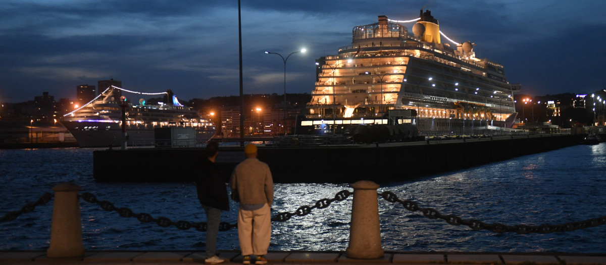 Dos cruceros en el puerto de La Coruña