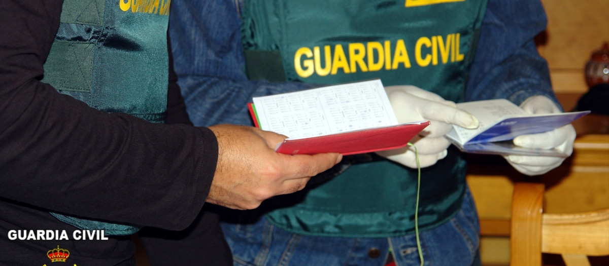 agentes de la UCO en una foto de archivo