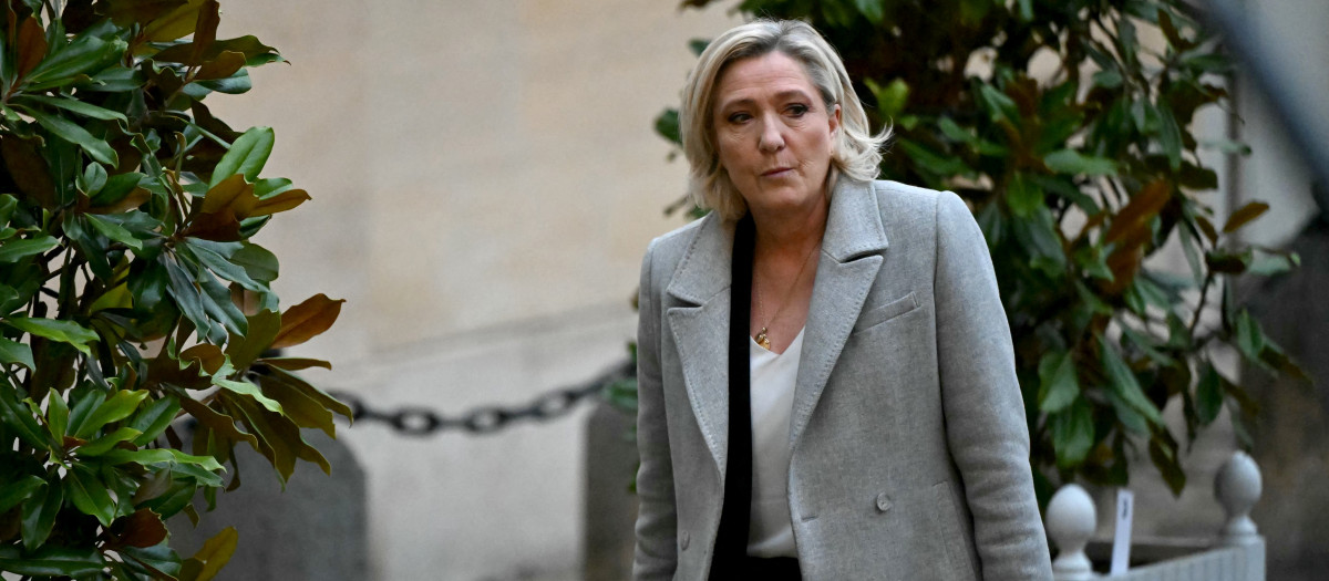 Le Pen llegando a Matignon para su reunión con Bayrou