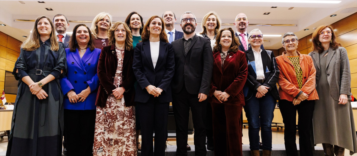 La ministra de sanidad, Mónica García posa tras el pleno del Consejo Interterritorial del Sistema Nacional de Salud (CISNS)