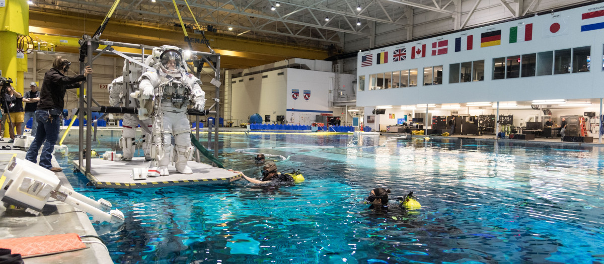 Piscina del laboratorio de Flotabilidad Neutral (NBL) en el que los astronautas se preparan