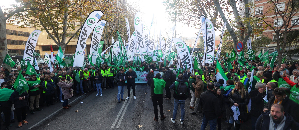 Decenas de personas durante una concentración, frente a la Dirección General de Muface de Madrid