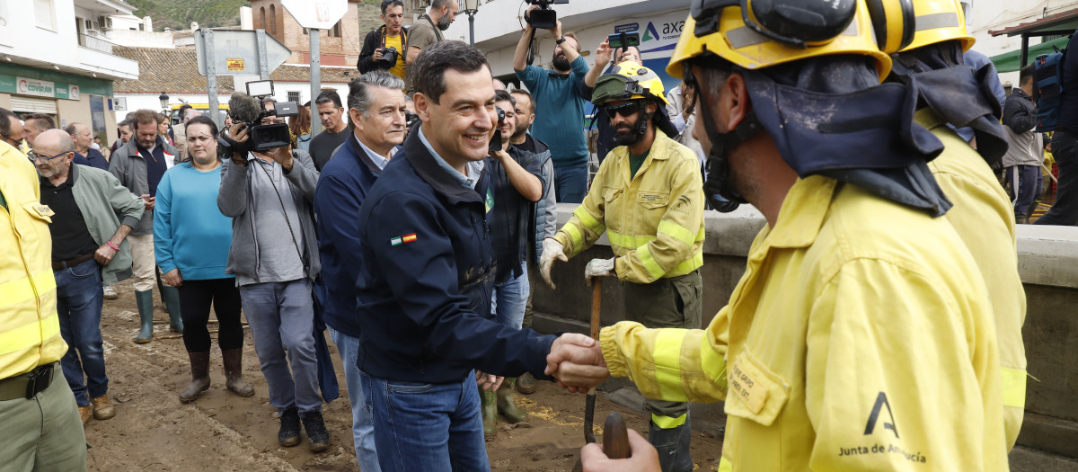 El presidente de la Junta de Andalucía, Juanma Moreno, durante su visita al municipio malagueño de Benagarmosa tras el paso de la DANA