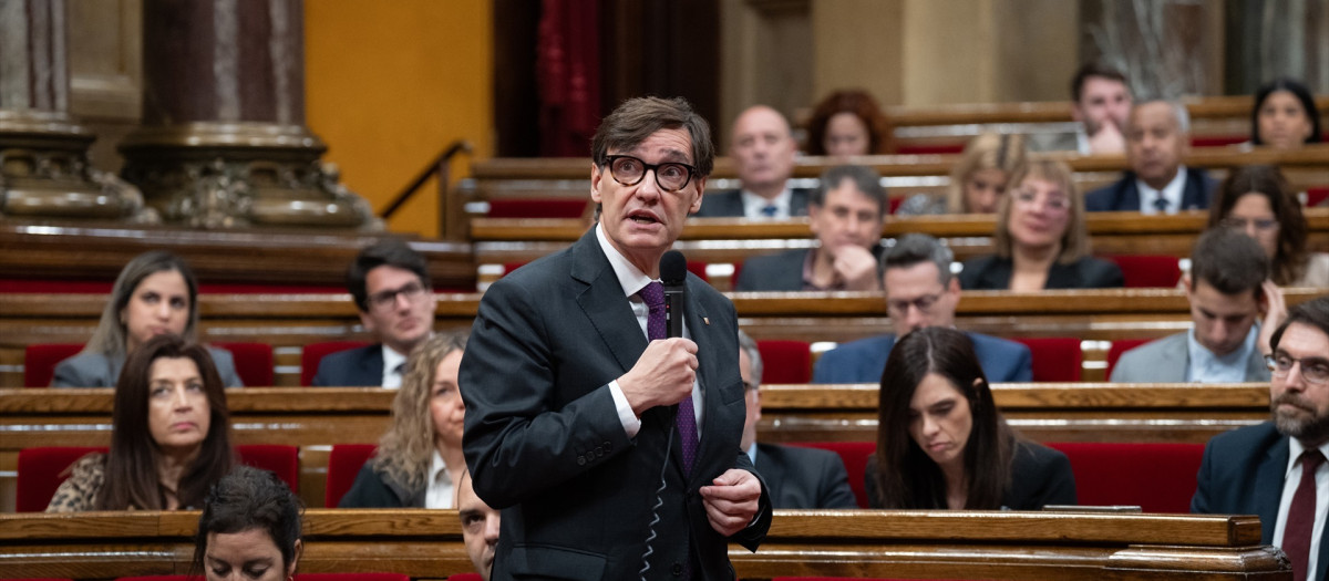 El presidente de la Generalitat, Salvador Illa, interviene en un pleno en el Parlament de Cataluña, a 18 de diciembre de 2024, en Madrid (España).  El presidente de la Generalitat, comparece hoy ante el pleno del Parlament para informar sobre los acuerdos de la Junta de Seguridad de Catalunya, que se celebró a finales de noviembre, y sobre la estrategia del Departamento de Interior y Seguridad Pública. Además, la ley sobre fiscalidad del Hard Rock está pendiente del dictamen pedido por Junts.

David Zorrakino / Europa Press
18 DICIEMBRE 2024;PLENO;PARLAMENT;CATALUNYA;MARCADO;COMPARECENCIA;ILLA;JUNTA DE SEGURIDAD
18/12/2024