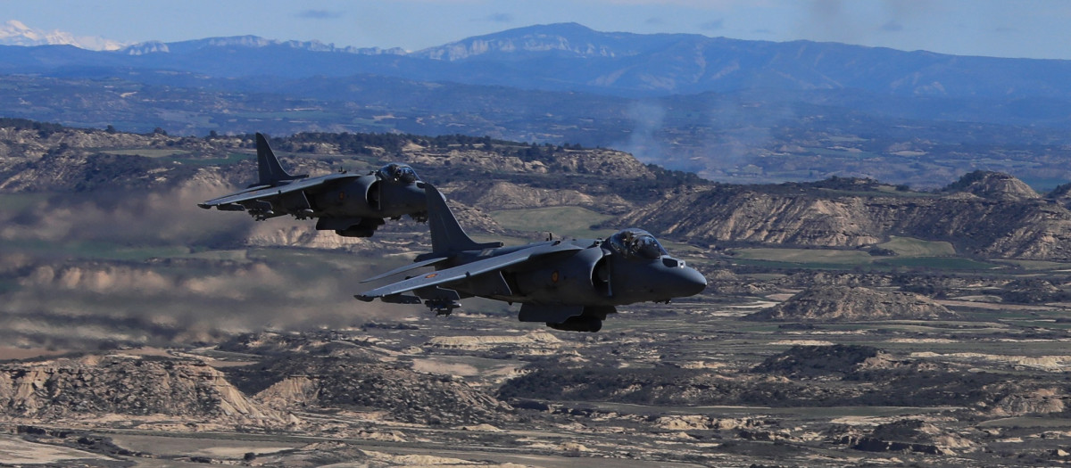 Una impresionante fotografía aérea de dos unidades Harrier AV8B+, captadas durante su calificación operativa en el polígono de tiro de Las Bardenas Reales de Navarra