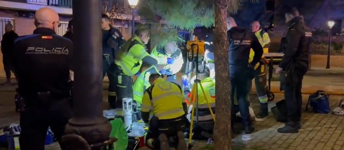 Heridos de gravedad una mujer de 91 años y un hombre de 83 en el incendio de su vivienda en San Blas

REMITIDA / HANDOUT por EMERGENCIAS MADRID
Fotografía remitida a medios de comunicación exclusivamente para ilustrar la noticia a la que hace referencia la imagen, y citando la procedencia de la imagen en la firma
18/12/2024