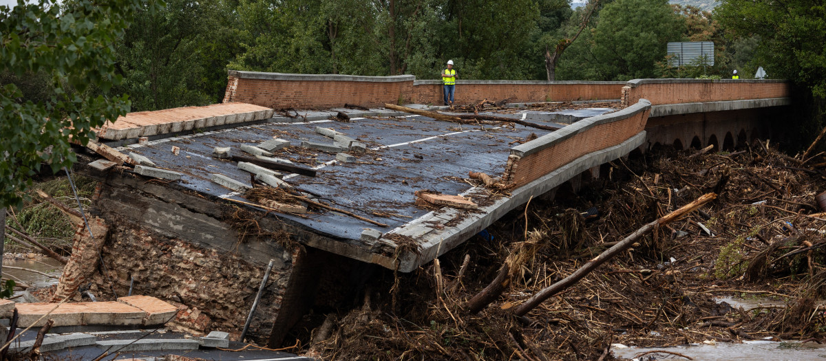 Un puente destruido en el municipio madrileño de Aldea del Fresno por la DANA que afectó a la región en 2023