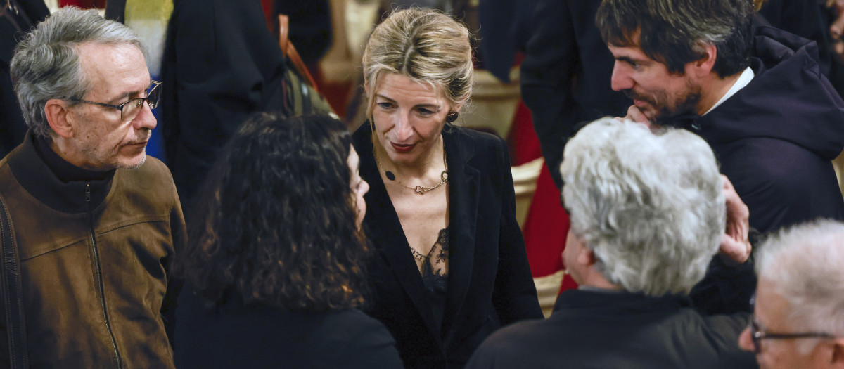 MADRID, 18/12/2024.- La vicepresidenta segunda y ministra de Trabajo y Economía Social, Yolanda Díaz (c), y el ministro de Cultura, Ernest Urtasun (d, detrás), hablan con la hija la actriz Marisa Paredes, María Isasi, (2i), y con su esposo, Chema Prado (d, delante), en la capilla ardiente de la artista, instalada en el Teatro Español en Madrid este miércoles. Paredes falleció a los 78 años este martes, 17 de diciembre. EFE/Zipi