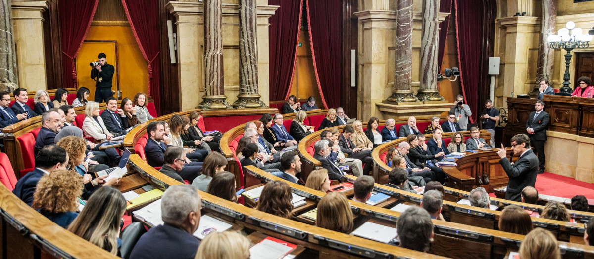 Bancadas del PP y Vox durante el debate que se ha celebrado en el Parlament