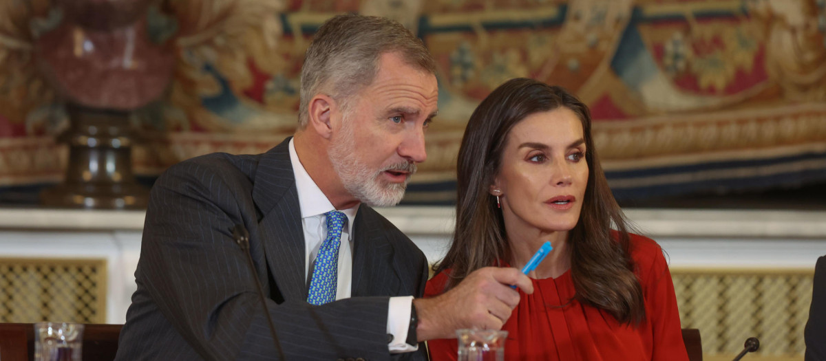 Los Reyes, durante la reunión del Real Patronato de la Fundación Princesa de Gerona, en el Palacio Real