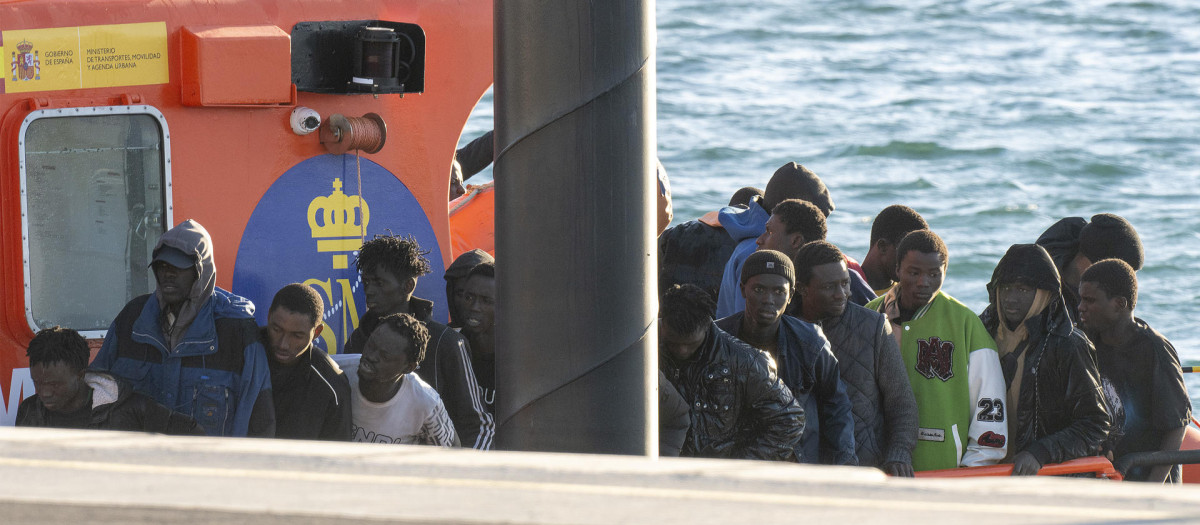 Un grupo de subsaharianos que fueron rescatados este miércoles en Lanzarote