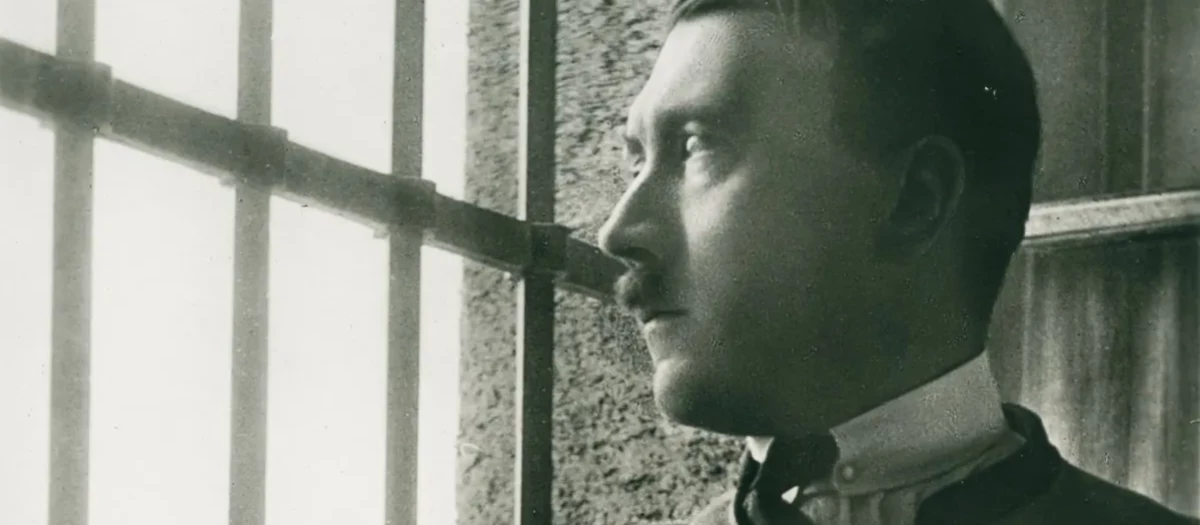 Hitler posando en su celda de la prisión de Landsberg para su fotógrafo personal, Hoffmann