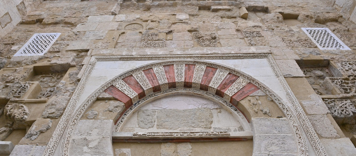 Detalle de la puerta restaurada