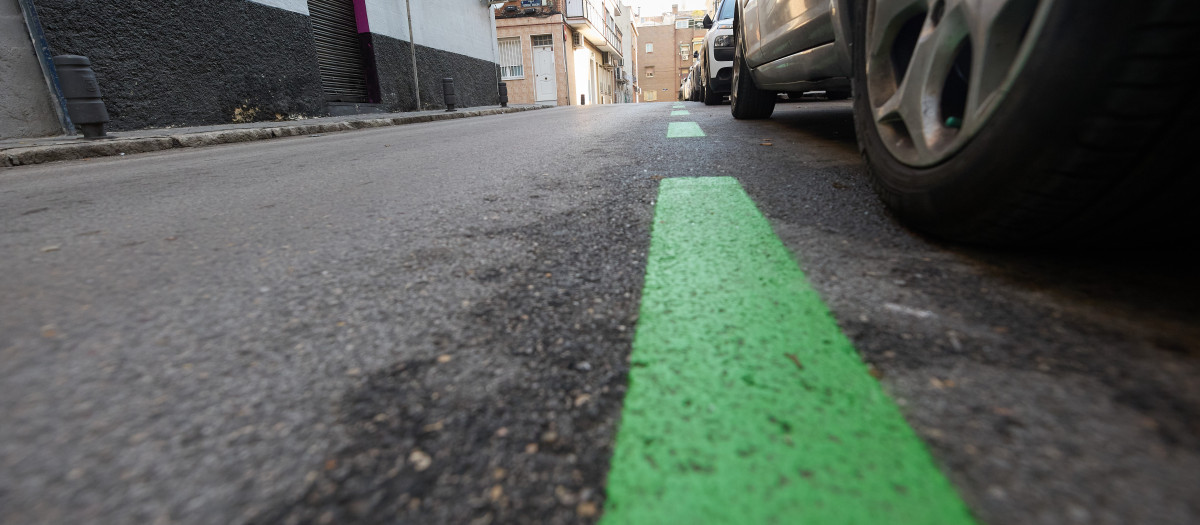 (Foto de ARCHIVO)
Varios coches aparcados en la nueva zona SER en el barrio de Usera, a 3 de diciembre de 2024, en Madrid (España). El Servicio de Estacionamiento Regulado (SER) está activo desde el 2 de diciembre en tres barrios del distrito de Usera; Almendrales, Pradolongo y Moscardó. A las 3.100 plazas que se activaron el pasado 16 de septiembre en el distrito, en Moscardó, se suman las 2.564 plazas de Almendrales, las 2.393 de Pradolongo y otras 1.502 en Moscardó quedando el aparcamiento regulado en la totalidad de este último barrio. La ampliación está presupuestada en un gasto plurianual de 17,3 millones de euros para dar respuesta a un distrito congestionado por el efecto frontera con el centro de la ciudad, Madrid Río, Matadero y las zonas comerciales próximas.

Jesús Hellín / Europa Press
03 DICIEMBRE 2024;ZONA SER;SER;ESTACIONAMIENTO REGULADO;APARCAMIENTO;ZONA AZUL;ZONA VERDE;CONGESTIÓN;TRÁFICO;
03/12/2024