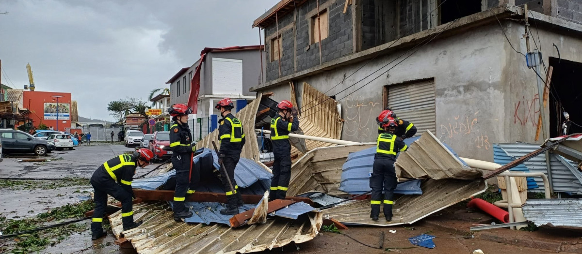 (Foto de ARCHIVO)
Paso del ciclón 'Chido' por Mayotte

REMITIDA / HANDOUT por SÉCURITÉ CIVILE
Fotografía remitida a medios de comunicación exclusivamente para ilustrar la noticia a la que hace referencia la imagen, y citando la procedencia de la imagen en la firma
15/12/2024