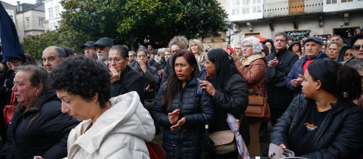 Varias personas durante un minuto de silencio por el asesinato machista de Rejane, de 42 años, frente al Ayuntamiento de Viveiro