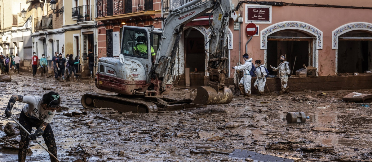 Una excavadora, en Paiporta, el pasado 6 de noviembre