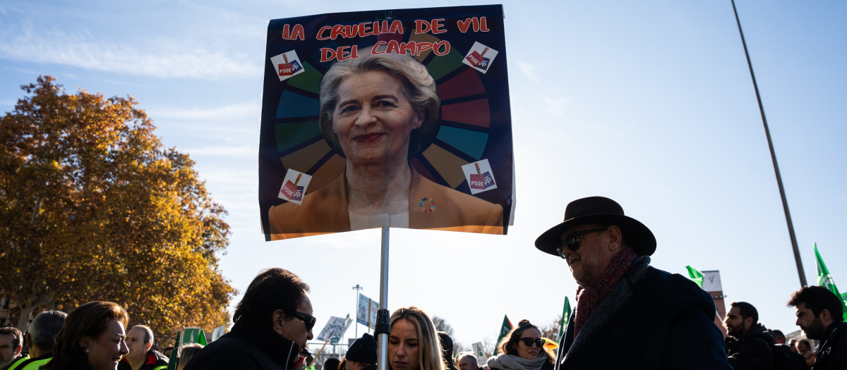 Cartel con la cara de la presidenta de la Comisión Europea, Ursula Von der Leyen, en una protesta de los agricultores