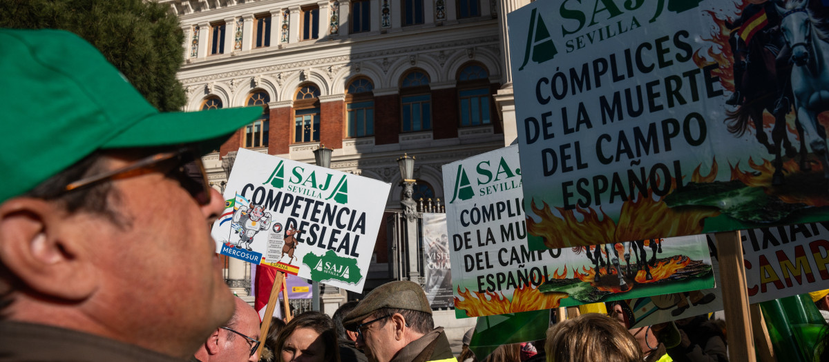 Varias personas con carteles durante una protesta del campo frente al Ministerio de Agricultura